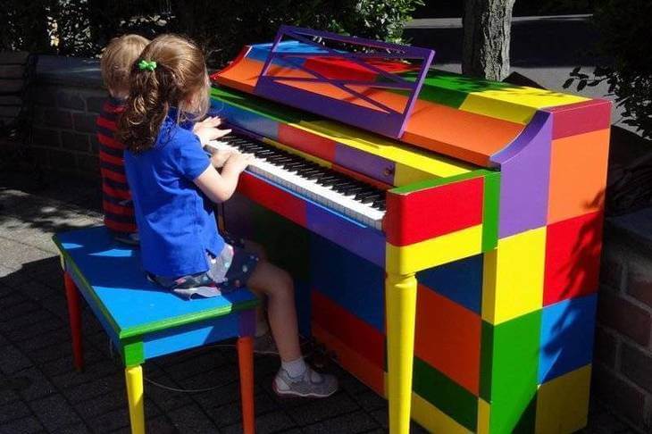 Chidren playing piano